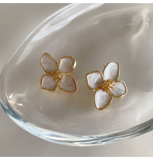 Oil-dripping metal flower stud earrings, a French retro niche design, are unique, simple, versatile and fashionable Oil-dripping metal flower stud earrings, a French retro niche design, are unique, simple, versatile and fashionable