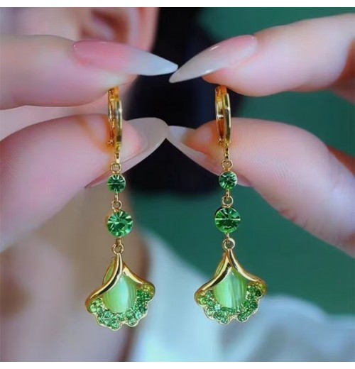The light luxury and high-end green ginkgo leaf cat's eye stone long tassel earrings are fashionable and elegant, and are popular earrings for women The light luxury and high-end green ginkgo leaf cat's eye stone long tassel earrings are fashionable and elegant, and are popular earrings for women