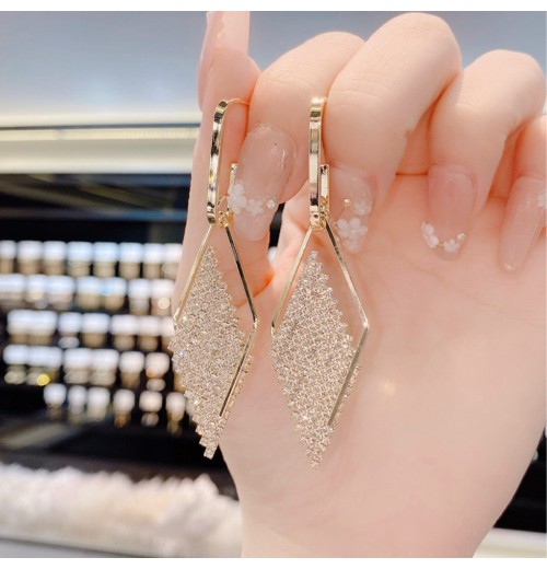 925 silver needle earrings, with a light luxury and fashionable charm, are exquisitely crafted and exaggerated. They are versatile, unique and grand 925 silver needle earrings, with a light luxury and fashionable charm, are exquisitely crafted and exaggerated. They are versatile, unique and grand