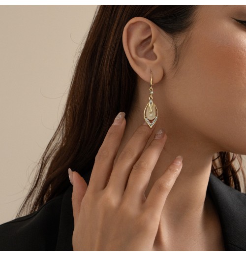 This pair of earrings features a light luxury design for women, with geometric diamond-encrusted cat's eye stone earrings that are versatile and elegant. It is a long and unique French-style ear accessory This pair of earrings features a light luxury design for women, with geometric diamond-encrusted cat's eye stone earrings that are versatile and elegant. It is a long and unique French-style ear accessory