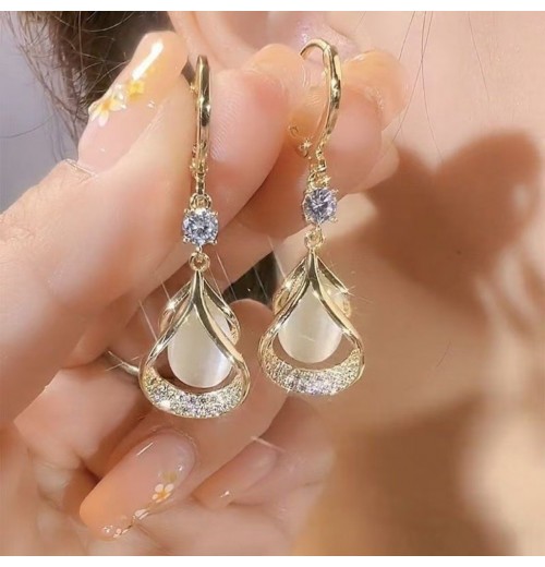 Real gold electroplated geometric water drop cat's eye stone earrings are versatile and slimming for the face. The water drop earrings have a niche design and are earrings for women Real gold electroplated geometric water drop cat's eye stone earrings are versatile and slimming for the face. The water drop earrings have a niche design and are earrings for women