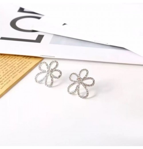 The new trendy copper slightly inlaid zircon high-end flower brooch for a suit woman exudes a sense of sophistication and a niche design that pairs well with accessories The new trendy copper slightly inlaid zircon high-end flower brooch for a suit woman exudes a sense of sophistication and a niche design that pairs well with accessories