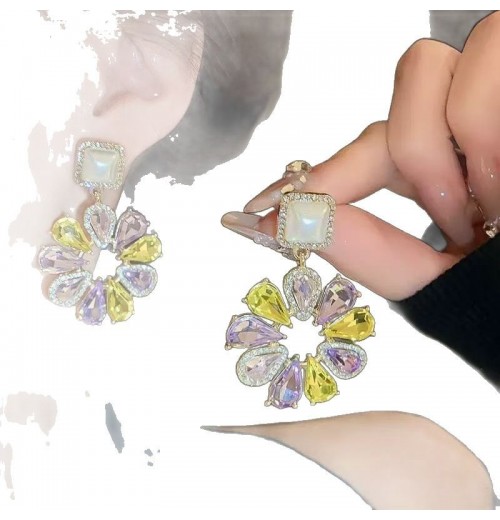European and American cross-border circular hollowed-out zircon flower earrings are grand, exaggerated, and personalized. They are niche, light luxury, retro and high-end European and American cross-border circular hollowed-out zircon flower earrings are grand, exaggerated, and personalized. They are niche, light luxury, retro and high-end