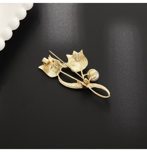 The new brooch for women is full of diamonds and flowers, suitable for suit overcoats. The brooch is fixed to prevent light leakage, giving a high-end, exquisite and trendy look The new brooch for women is full of diamonds and flowers, suitable for suit overcoats. The brooch is fixed to prevent light leakage, giving a high-end, exquisite and trendy look