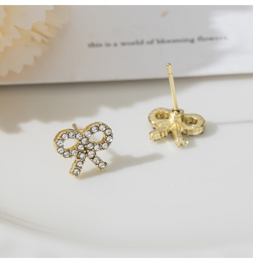 Korean version of light luxury pearl bow stud earrings, a trendy and high-end ear accessory, small and versatile s925 silver needle earrings