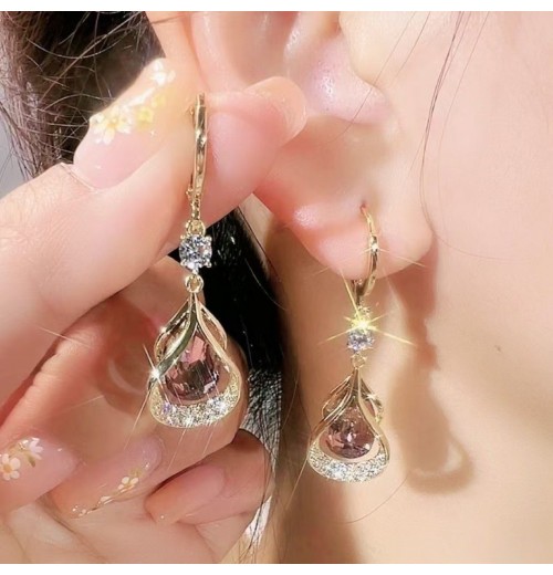 Real gold electroplated geometric water drop cat's eye stone earrings are versatile and slimming for the face. The water drop earrings have a niche design and are earrings for women Real gold electroplated geometric water drop cat's eye stone earrings are versatile and slimming for the face. The water drop earrings have a niche design and are earrings for women