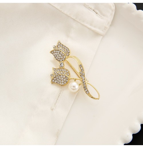 The new brooch for women is full of diamonds and flowers, suitable for suit overcoats. The brooch is fixed to prevent light leakage, giving a high-end, exquisite and trendy look The new brooch for women is full of diamonds and flowers, suitable for suit overcoats. The brooch is fixed to prevent light leakage, giving a high-end, exquisite and trendy look