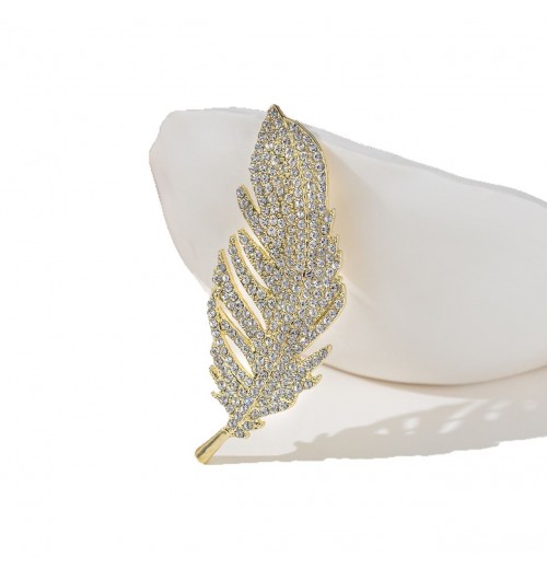 Accompany you with a grand and luxurious feather brooch, an elegant and high-end corsage, and a suit jacket pin