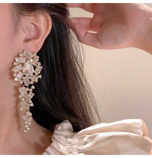 The new light luxury super sparkling crystal tassel stud earrings feature a niche design that is simple, exquisite, fashionable, versatile and high-end
