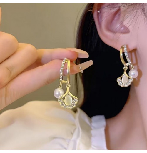 Ginkgo leaf pearl earrings, a light luxury and high-end style for women, French ear buckles, unique and niche earrings, and elegant ear studs and earrings Ginkgo leaf pearl earrings, a light luxury and high-end style for women, French ear buckles, unique and niche earrings, and elegant ear studs and earrings