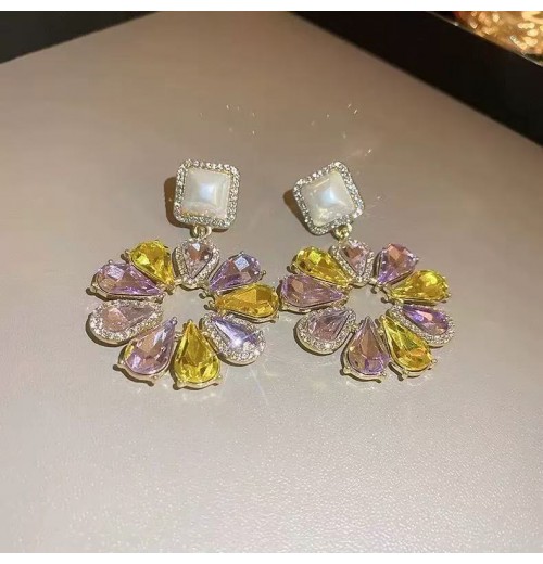 European and American cross-border circular hollowed-out zircon flower earrings are grand, exaggerated, and personalized. They are niche, light luxury, retro and high-end European and American cross-border circular hollowed-out zircon flower earrings are grand, exaggerated, and personalized. They are niche, light luxury, retro and high-end