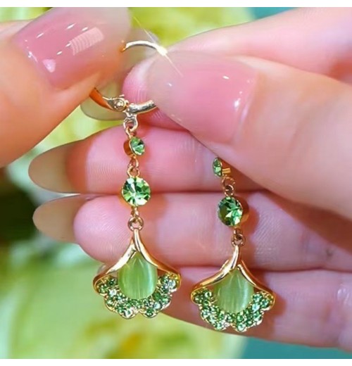 The light luxury and high-end green ginkgo leaf cat's eye stone long tassel earrings are fashionable and elegant, and are popular earrings for women The light luxury and high-end green ginkgo leaf cat's eye stone long tassel earrings are fashionable and elegant, and are popular earrings for women