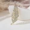 Accompany you with a grand and luxurious feather brooch, an elegant and high-end corsage, and a suit jacket pin