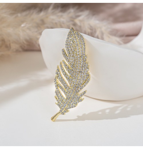 Accompany you with a grand and luxurious feather brooch, an elegant and high-end corsage, and a suit jacket pin