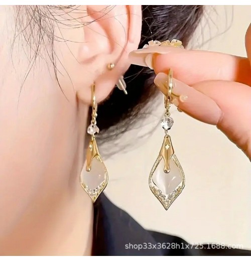 This pair of earrings features a light luxury design for women, with geometric diamond-encrusted cat's eye stone earrings that are versatile and elegant. It is a long and unique French-style ear accessory This pair of earrings features a light luxury design for women, with geometric diamond-encrusted cat's eye stone earrings that are versatile and elegant. It is a long and unique French-style ear accessory