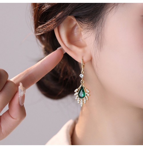 The new earrings of  are elegant, light luxury, high-end and exquisite for women