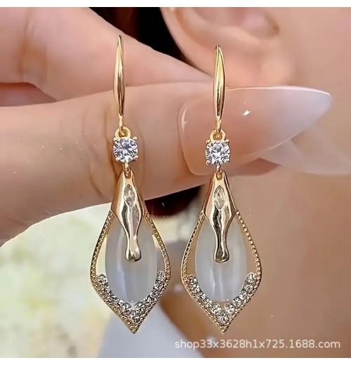 This pair of earrings features a light luxury design for women, with geometric diamond-encrusted cat's eye stone earrings that are versatile and elegant. It is a long and unique French-style ear accessory This pair of earrings features a light luxury design for women, with geometric diamond-encrusted cat's eye stone earrings that are versatile and elegant. It is a long and unique French-style ear accessory