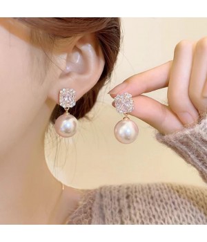 Square zircon pearl stud earrings for women, a new style of fashionable, versatile and elegant earrings with a niche, light luxury and high-end feel. Small scented earrings