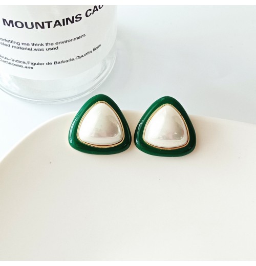 S925 silver needle geometric triangular pearl stud earrings, a niche design for women with an elegant and trendy style, are French retro earrings S925 silver needle geometric triangular pearl stud earrings, a niche design for women with an elegant and trendy style, are French retro earrings