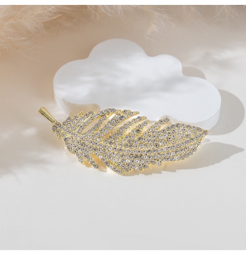 Accompany you with a grand and luxurious feather brooch, an elegant and high-end corsage, and a suit jacket pin