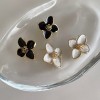 Oil-dripping metal flower stud earrings, a French retro niche design, are unique, simple, versatile and fashionable Oil-dripping metal flower stud earrings, a French retro niche design, are unique, simple, versatile and fashionable