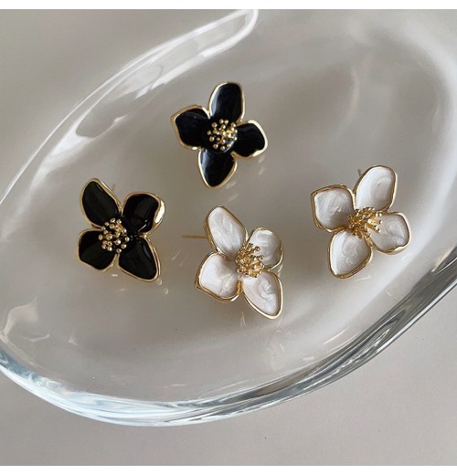 Oil-dripping metal flower stud earrings, a French retro niche design, are unique, simple, versatile and fashionable Oil-dripping metal flower stud earrings, a French retro niche design, are unique, simple, versatile and fashionable