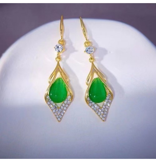 Geometric diamond-encrusted green cat's eye diamond-shaped earrings, a high-end and fashionable design for women, are popular anti-allergy ear hooks and earrings Geometric diamond-encrusted green cat's eye diamond-shaped earrings, a high-end and fashionable design for women, are popular anti-allergy ear hooks and earrings