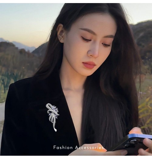 Ladies' suit brooches, high-end women's corsages, pin accessories, design sense, niche women's styles, exquisite and high-end, for mom