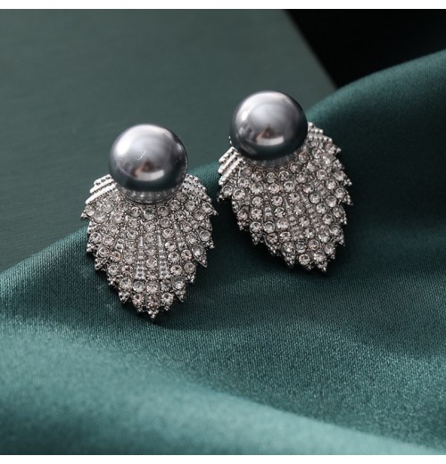 Minimalist style exquisite retro diamond-encrusted pearl silver needle earrings for women, new light luxury niche ear studs, fashionable and versatile earrings Minimalist style exquisite retro diamond-encrusted pearl silver needle earrings for women, new light luxury niche ear studs, fashionable and versatile earrings