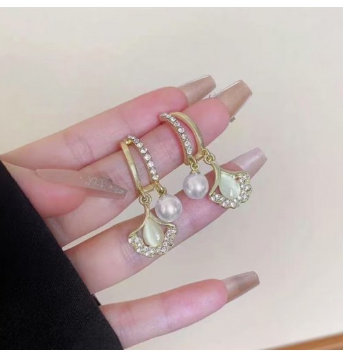 Ginkgo leaf pearl earrings, a light luxury and high-end style for women, French ear buckles, unique and niche earrings, and elegant ear studs and earrings Ginkgo leaf pearl earrings, a light luxury and high-end style for women, French ear buckles, unique and niche earrings, and elegant ear studs and earrings