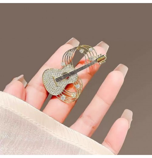 Design sense, individuality, niche musical note guitar brooch, high-end and elegant clothing pin, new suit accessory Design sense, individuality, niche musical note guitar brooch, high-end and elegant clothing pin, new suit accessory