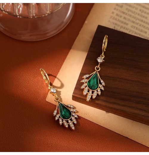 The new earrings of  are elegant, light luxury, high-end and exquisite for women