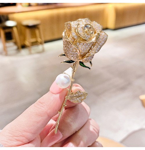 New best-selling alloy fashion full-diamond pearl rose brooch, high-end niche brooch pin, versatile for suits New best-selling alloy fashion full-diamond pearl rose brooch, high-end niche brooch pin, versatile for suits