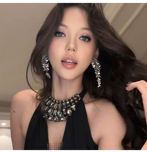 The new light luxury super sparkling crystal tassel stud earrings feature a niche design that is simple, exquisite, fashionable, versatile and high-end