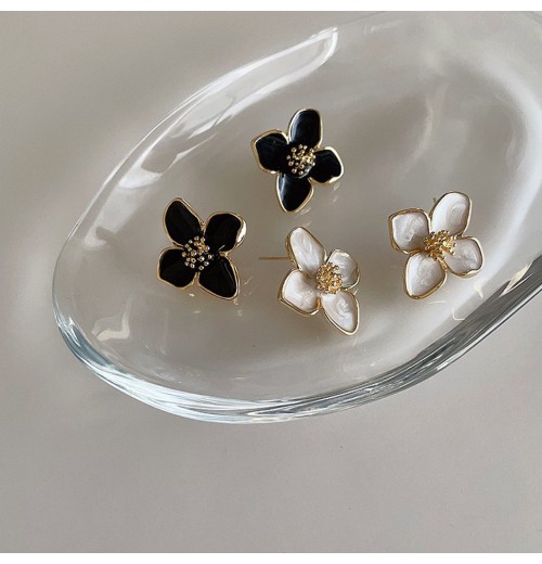 Oil-dripping metal flower stud earrings, a French retro niche design, are unique, simple, versatile and fashionable Oil-dripping metal flower stud earrings, a French retro niche design, are unique, simple, versatile and fashionable