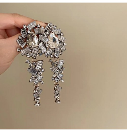 The new light luxury super sparkling crystal tassel stud earrings feature a niche design that is simple, exquisite, fashionable, versatile and high-end
