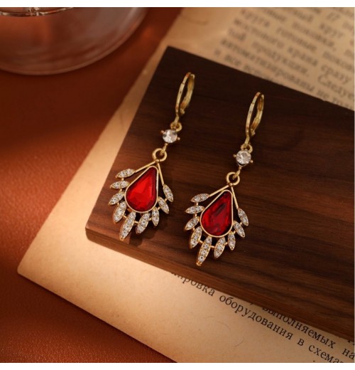 The new earrings of  are elegant, light luxury, high-end and exquisite for women