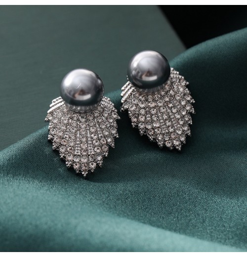 Grey pearl earrings, stud earrings, women's niche high-end style, light luxury, earrings, French design, diamond-encrusted trendy earrings Grey pearl earrings, stud earrings, women's niche high-end style, light luxury, earrings, French design, diamond-encrusted trendy earrings
